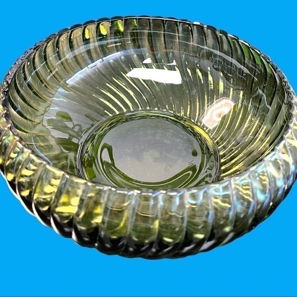 VINTAGE glass bowl, green, spiral design, 6 inch diameter, 2 1/2 inches tall - Picture 2 of 3